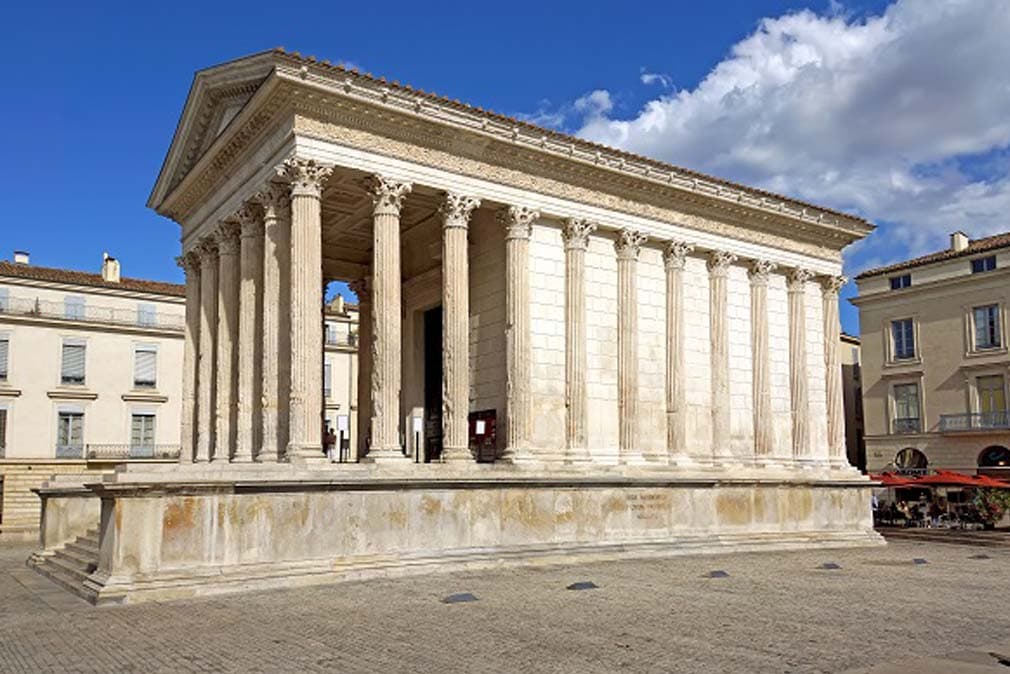Taxi Nîmes Maison carrée Chauffeur de Taxi temple romain de Nîmes