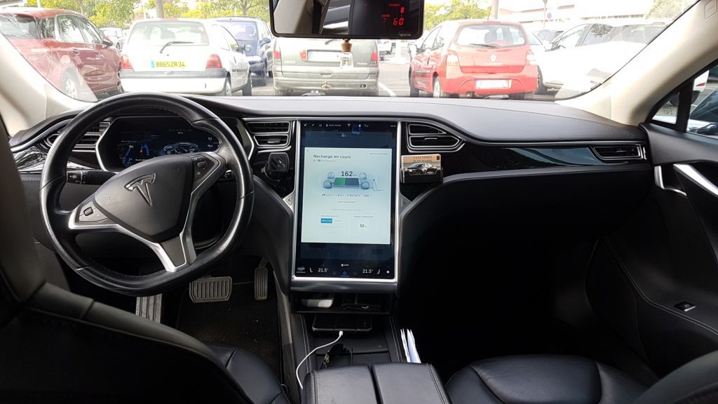 Taxi Nîmes tesla intérieurTesla conducteur Taxi Nîmes tesla Gard